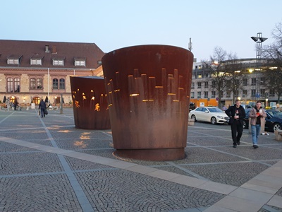 Battle Drums | Dennis Oppenheim | Ansicht Richtung Bahnhofsgebäude (c) Gabriele Janz/LVO