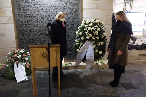 27. Janaur 2022 | Katharina Pötter und Anna Kebschull | Kranzniederlegung (c) Gabriele Janz/LVO